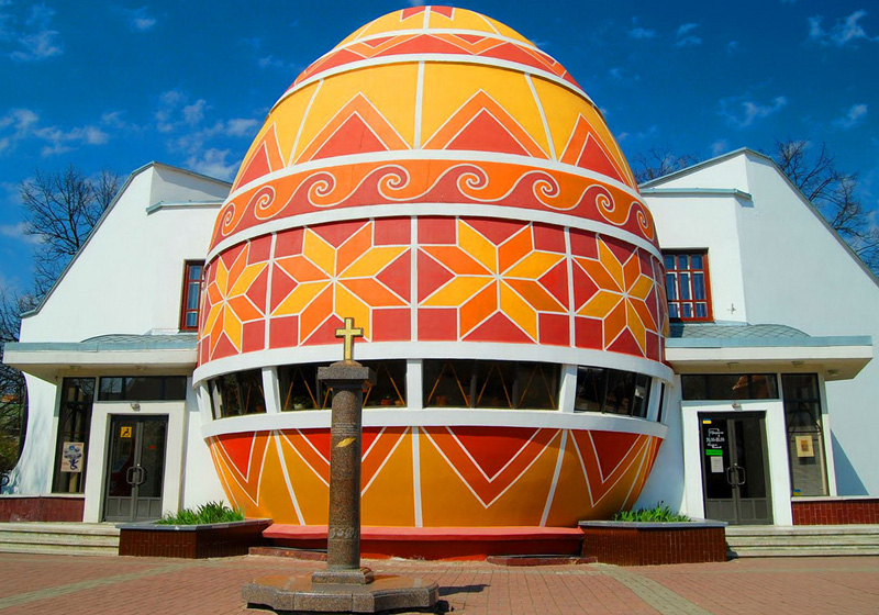 Місцевого колориту у ваш настрій додадуть музей Писанки та фольклорно-етнографічний музей м. Коломия.